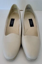 Selby LEATHER CLOSED IN WEDGE HEELS/SHOES~CREAM COLOR ~SIZE 10.5~ ROUND TO