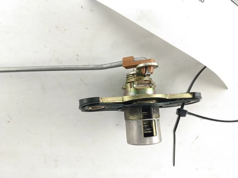 Conjunto de cilindro de bloqueo de puerta levadiza trasera Toyota Celica GTS T231 6905520770 00-06 Foto 4 de 4