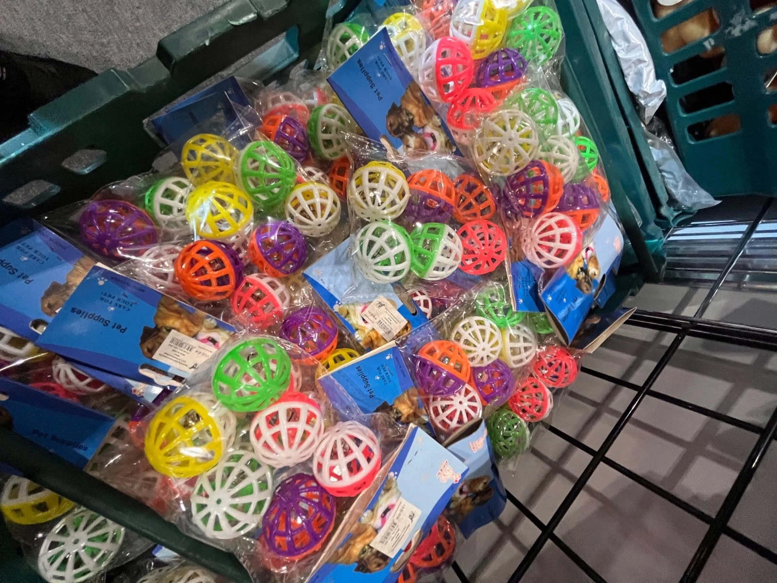 JOB LOT x100 cat or dog bell ball toys toy, 6 balls per pack wholesale
Opens in a new window or tab