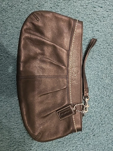 Pochette Coach vintage nuova pelle nera con cinturino da polso rimovibile