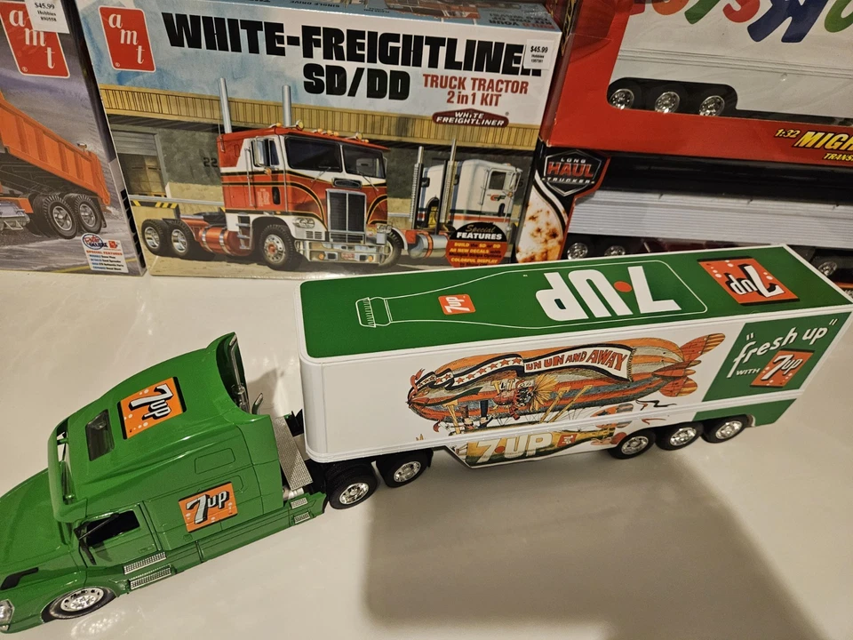 1/32 Scale Diecast Volvo VN-780 With Dry Van Trailer, NewRay - Image 4 of 4