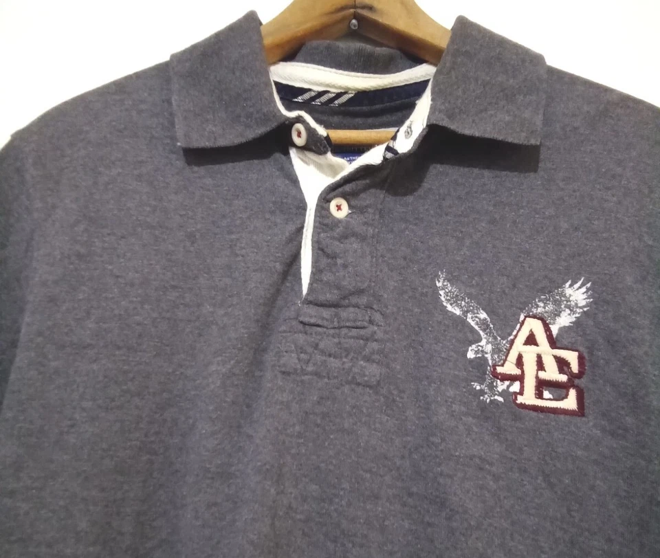 Camisa polo para hombre American Eagle con logotipo bordado en 3D gris medio manga corta Foto 2 de 4