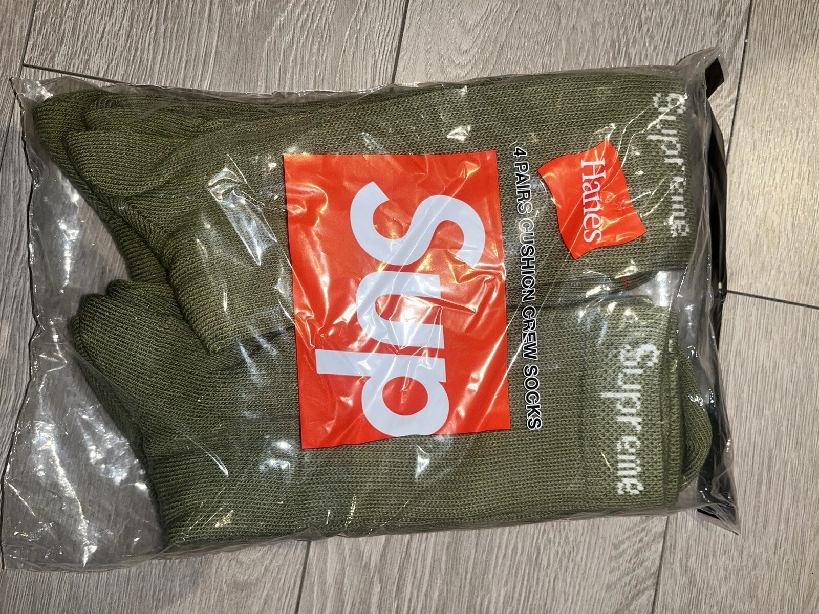 Supremes Hanes 4 paires de chaussettes d'équipage coussin olive SS22.