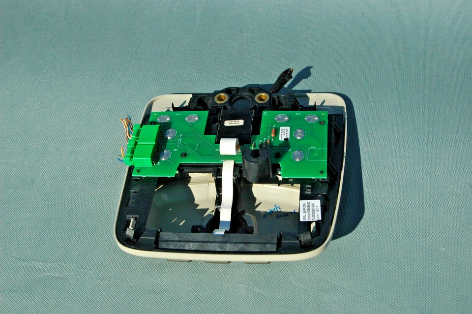 Luz domo Volvo XC70 V70 2005-2008 con techo corredizo beige OEM 30669602 Foto 3 de 3