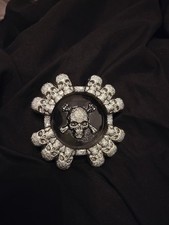 💀 Silberner Totenkopf Aschenbecher aus Epoxidharz – mit Glitzer-Effekt 💀