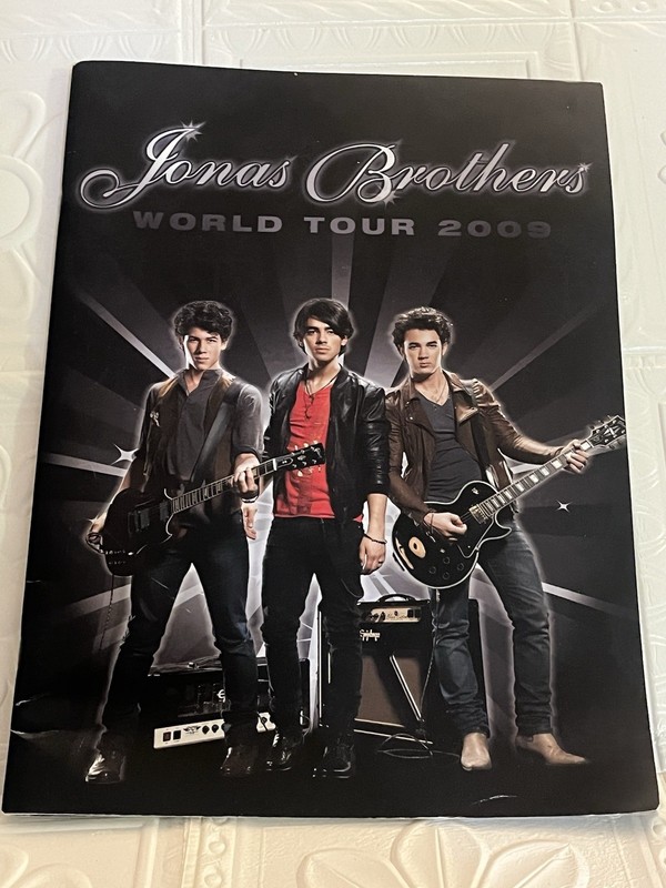 Jonas Brothers World Tour 2009 Souvenir Program Booklet "Welcome to the Show!"