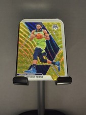 2019-20 Panini Mosaic Karl-Anthony Towns #83 Gold Wave Prizm