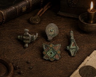 Lot 4 fragments de fibules médiévales en bronze émaillé – Collection ancienne