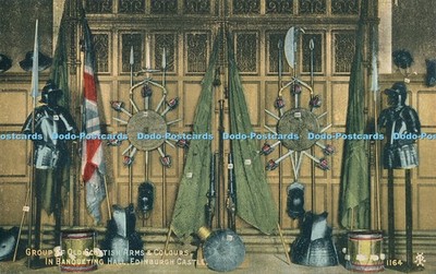 R026018 Gruppe alter schottischer Waffen und Farben im Bankettsaal Edinburgh Guss