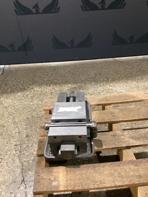 KURT D675 6'' MACHINE VISE WITH HANDLE USED