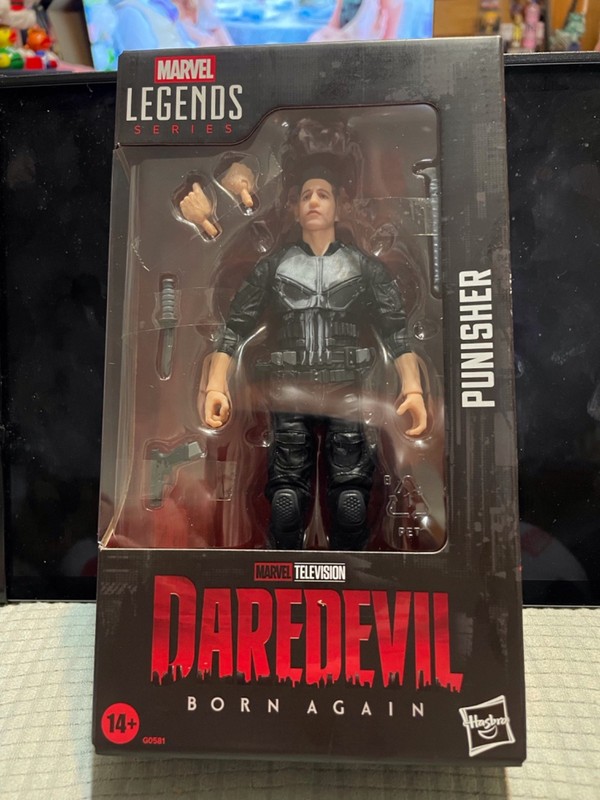 MARVEL LEGENDS PUNISHER DAREDEVIL BORN AGAIN FIGURE