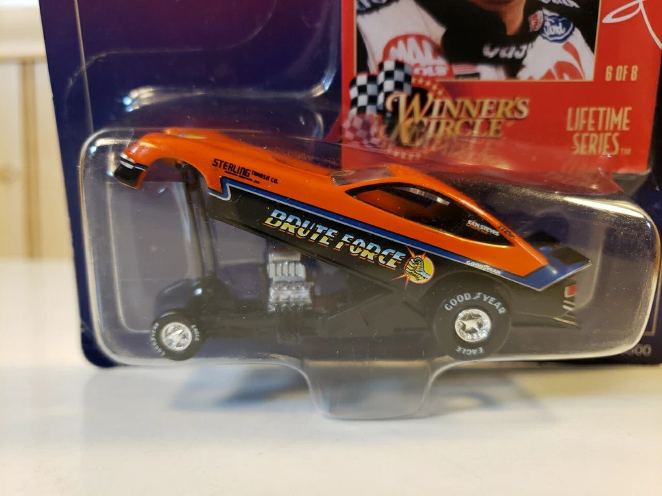 Tarjeta nueva John Force 1978 Orange Brute Force Winner's Circle Lifetime Series 1:64 Foto 2 de 4