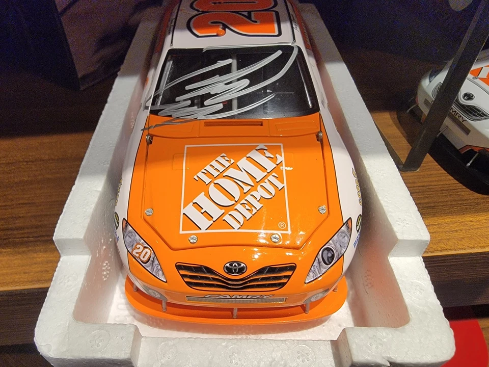 Cuna Elite Camry 2010 autografiada Joey Logano #20 Home Depot - 1:24 #65/120 Foto 2 de 4
