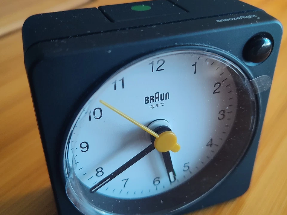 Relógio despertador de viagem analógico clássico Braun preto - BC02XBW - Imagem 3 de 4