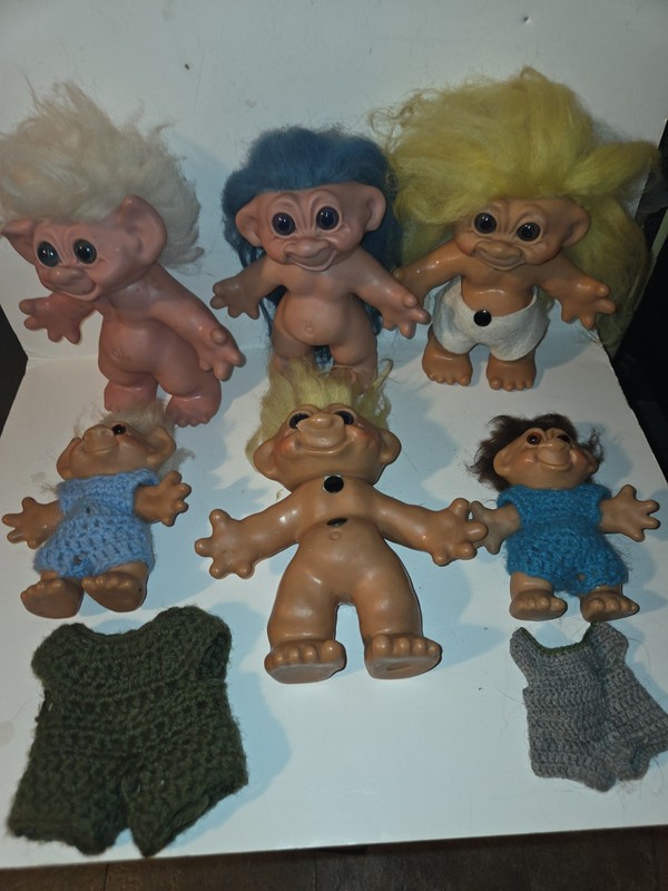 Lot Of 6 Vintage Thomas Dam Trolls  4 Banks And 2 Trolls