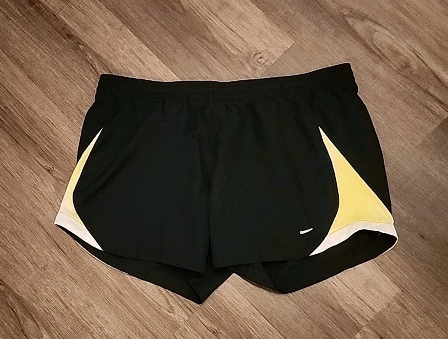 Nike pantaloncino running medio nero giallo intimo foderato cravatta in vita