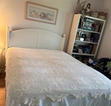 Skomplikowana ręcznie szydełkowana biała narzuta na łóżko, pokazana na koronce Queen 79 "x 90"
