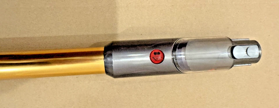 NUEVO Genuino Dyson V15 Detectar Varita Tubo de Palo de Liberación Rápida con Herramienta para Grietas Foto 4 de 4