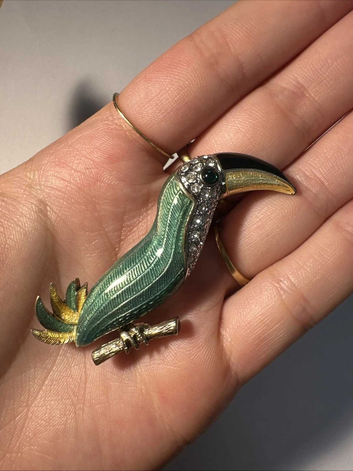 Broche Toucan Dorée Verte/Jaune Nacrée Avec Strass Blanc Bijoux Fantaisie
