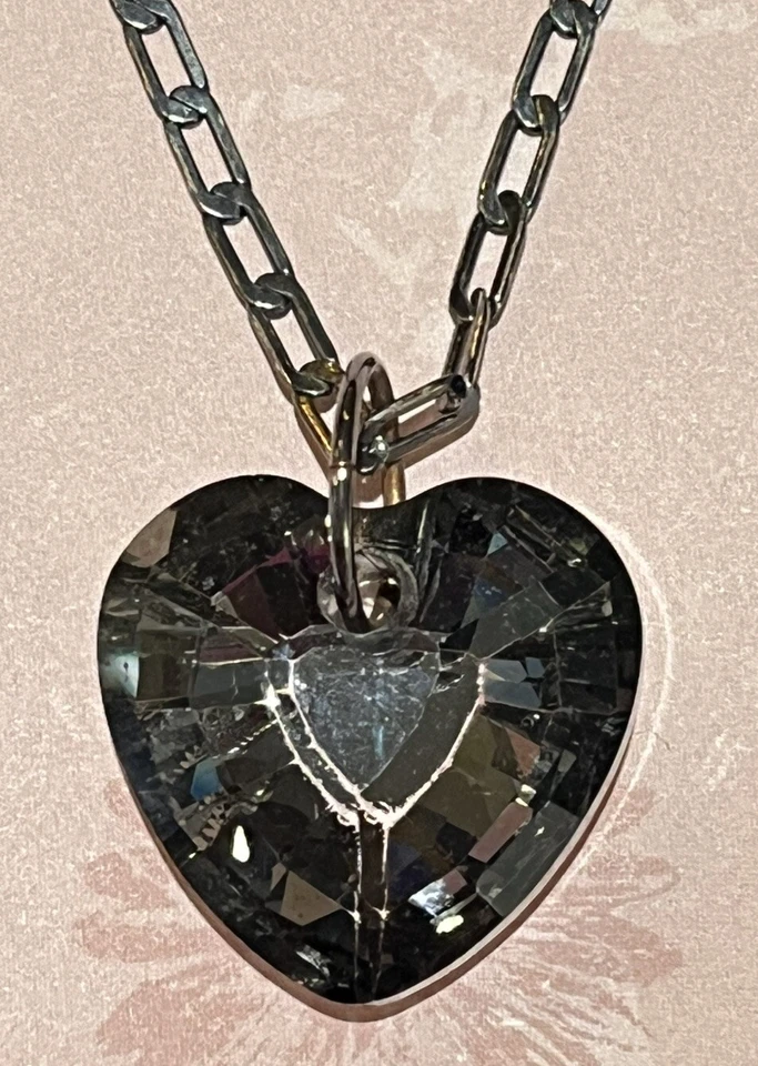 Collar colgante corazón vidrio facetado negro BCBGeneration hada oscura capricho Foto 4 de 4