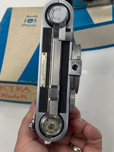 Rara fotocamera vintage Kodak Ektra 35 mm pellicola telemetro + Exa II: per parti di ricambio, così com'è. - Foto 8 di 24
