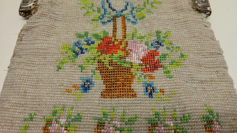 Cartera antigua de plata con micro cuentas de vidrio y repujado Foto 4 de 4