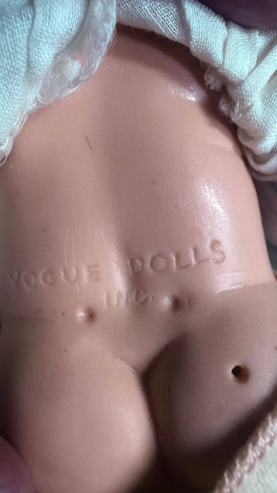 Vogue Dolls Inc. 1950 年代婴儿娃娃 9 英寸 - 原装套装,针织帽和短靴 — 第 2/4 张图片