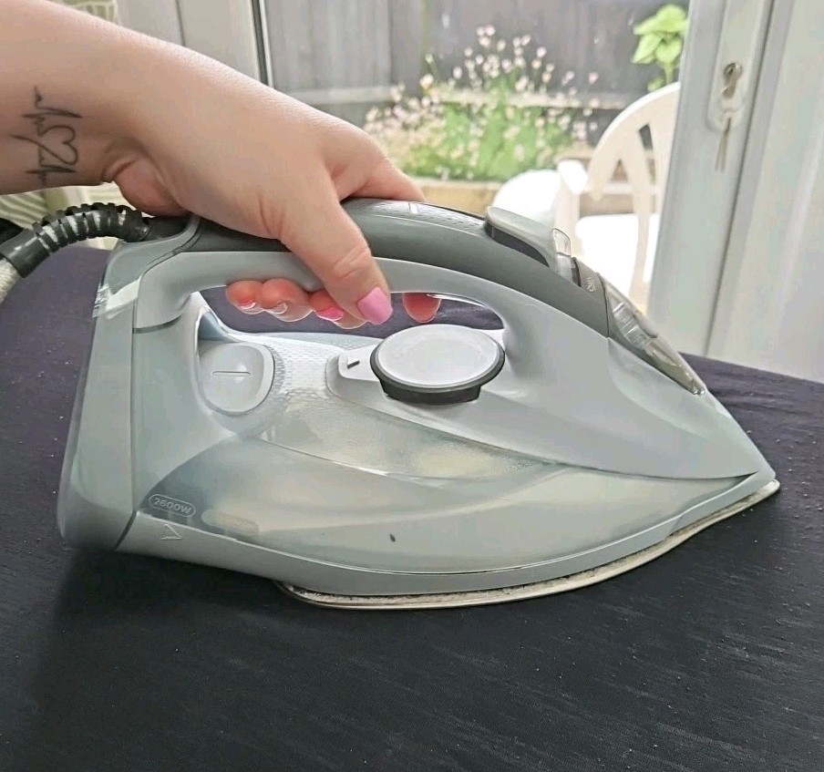 Plancha de vapor Philips Azur 2600W con SteamGlide y 250 g Steam Boost GC4566 gris en muy buena condición