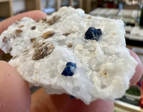 Blauer Spinel mit Mica auf Matrix ca. 36g 53/42/11 mm
