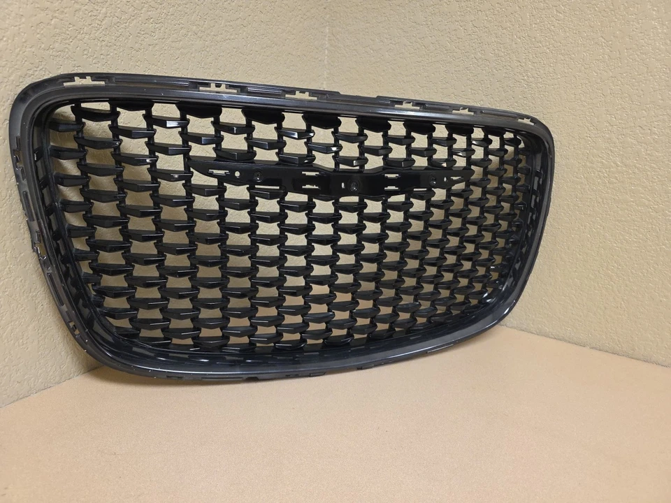 Grelha frontal Chrysler 300 2016-2020 6DF46DX8AB OEM ACABAMENTO PRETO - Imagem 4 de 4