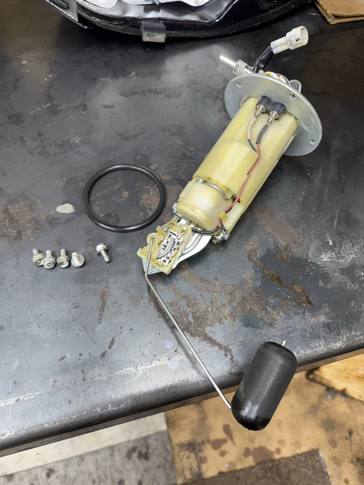 Suzuki GSXR 1000 2008 unidad de envío de bomba de combustible Foto 3 de 3