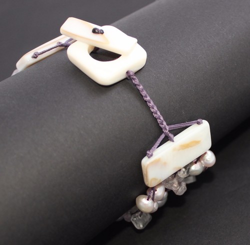 ARMBAND echte Zuchtperlen Quarzsteine lila-weiß schimmernd Perlmuttschließe #3 - Bild 5 von 5