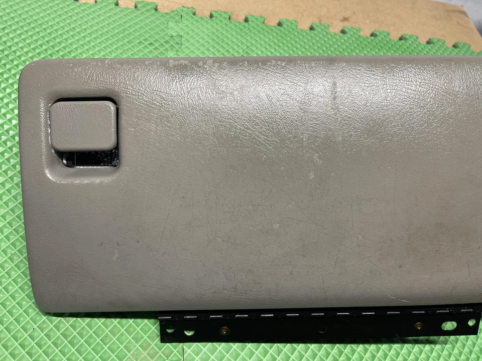 02-05 Cadillac Escalade Glove Box Assembly Pewter Oem Tested - Image 2 of 4