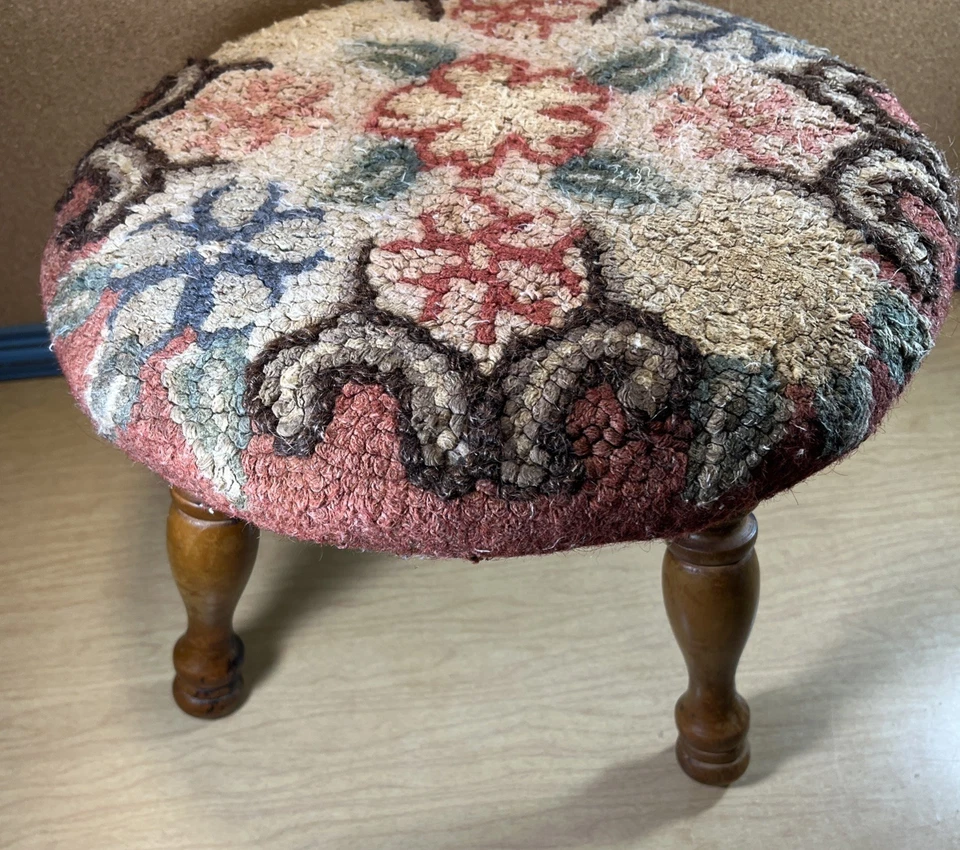 Taburete de pie tapiz perforador aguja superior alfombra vintage con patas de madera Foto 2 de 4