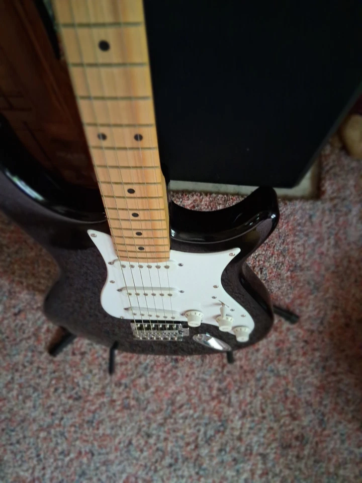 GUITARRA ELÉCTRICA BERHINGER SEIS CUERDAS CON ESTUCHE Foto 3 de 3