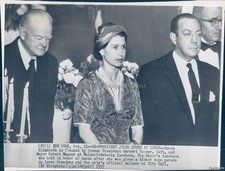 1957 New York Queen Elizabeth Herbert Hoover Robert Wagner 7X9 Vintage Photo