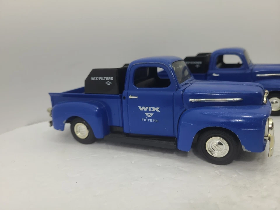ERTL Coleccionables Azul 1951 Ford F-1 Camión Banco WIX Filtros DieCastv Hecho en EE. UU. Foto 4 de 4