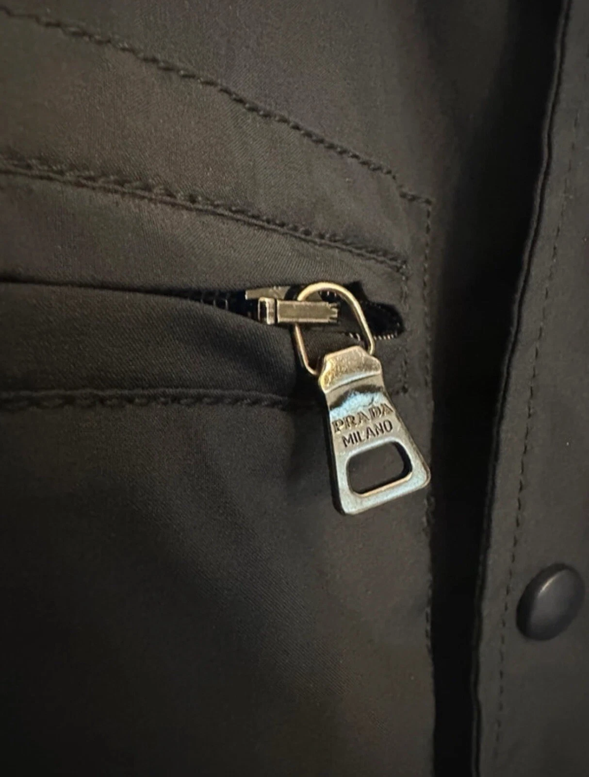 Giacca da campo Prada Milano zip cappuccio rosso etichetta lavata a secco in vendita autentica L