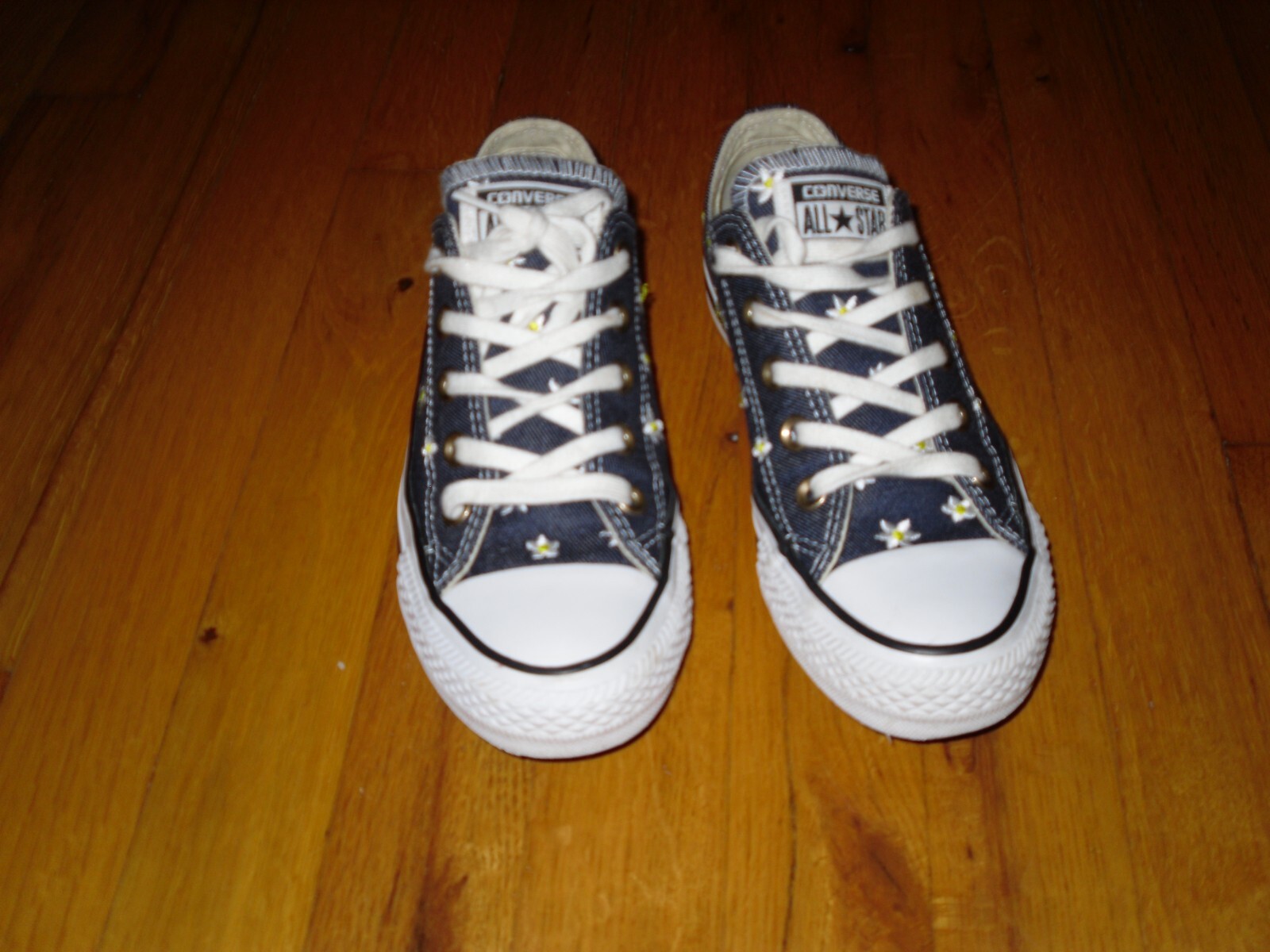 daisy embroidered converse