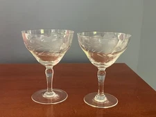 VINTAGE PAIR CLEAR FLORAL CUT GLASS COCKTAILS STEMS MAKER UNKNOWN UNK 15601