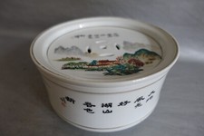 Boîte à grillon en porcelaine de Chine à décor lacustre + citation
