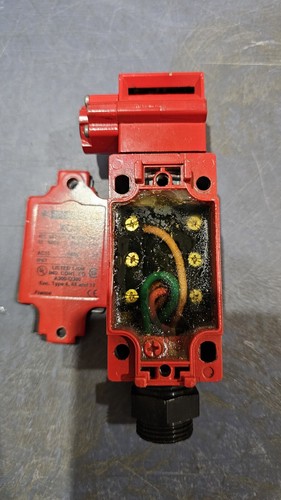 Interruptor de bloqueo de seguridad Telemecanique XCS-B703CA XCSB703CA AC15 240v 3a nuevo Nnb - Imagen 8 de 9
