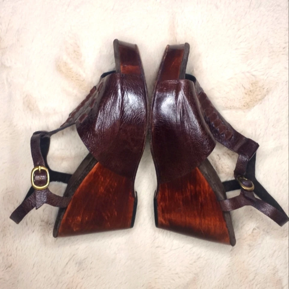 Zueco de cuña de madera tallada a mano con correa en T de cuero tejido marrón Calleen Cordero Boho 9 Foto 4 de 4