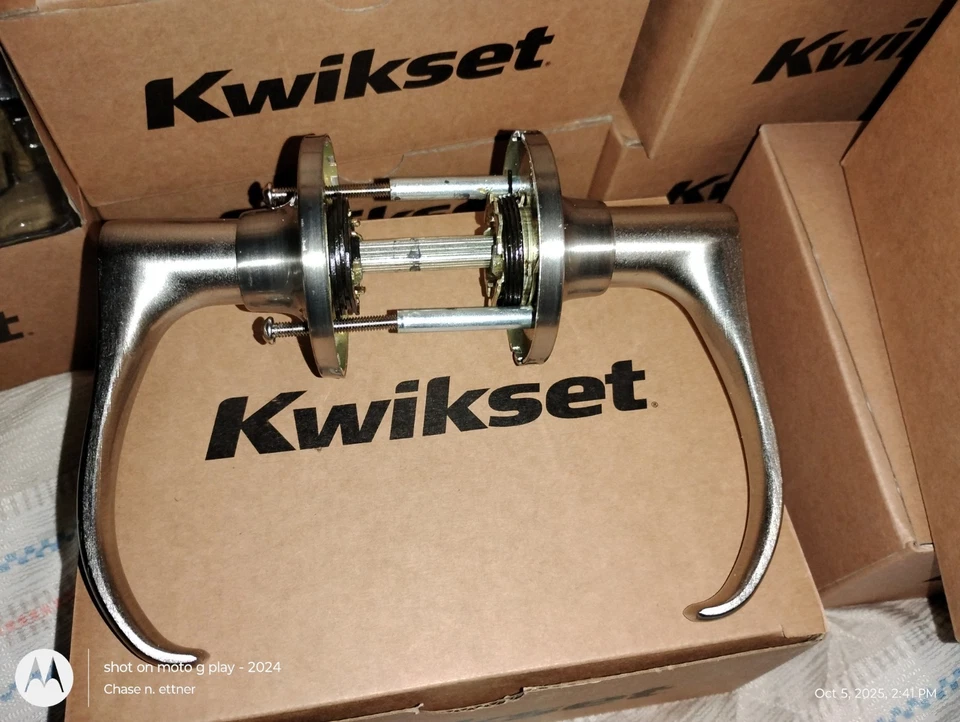 Juegos de manijas de palanca de puerta KWIKSET Foto 2 de 4