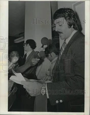1973 Press Photo Bailiff Frank Panzia reads order restricting press from court