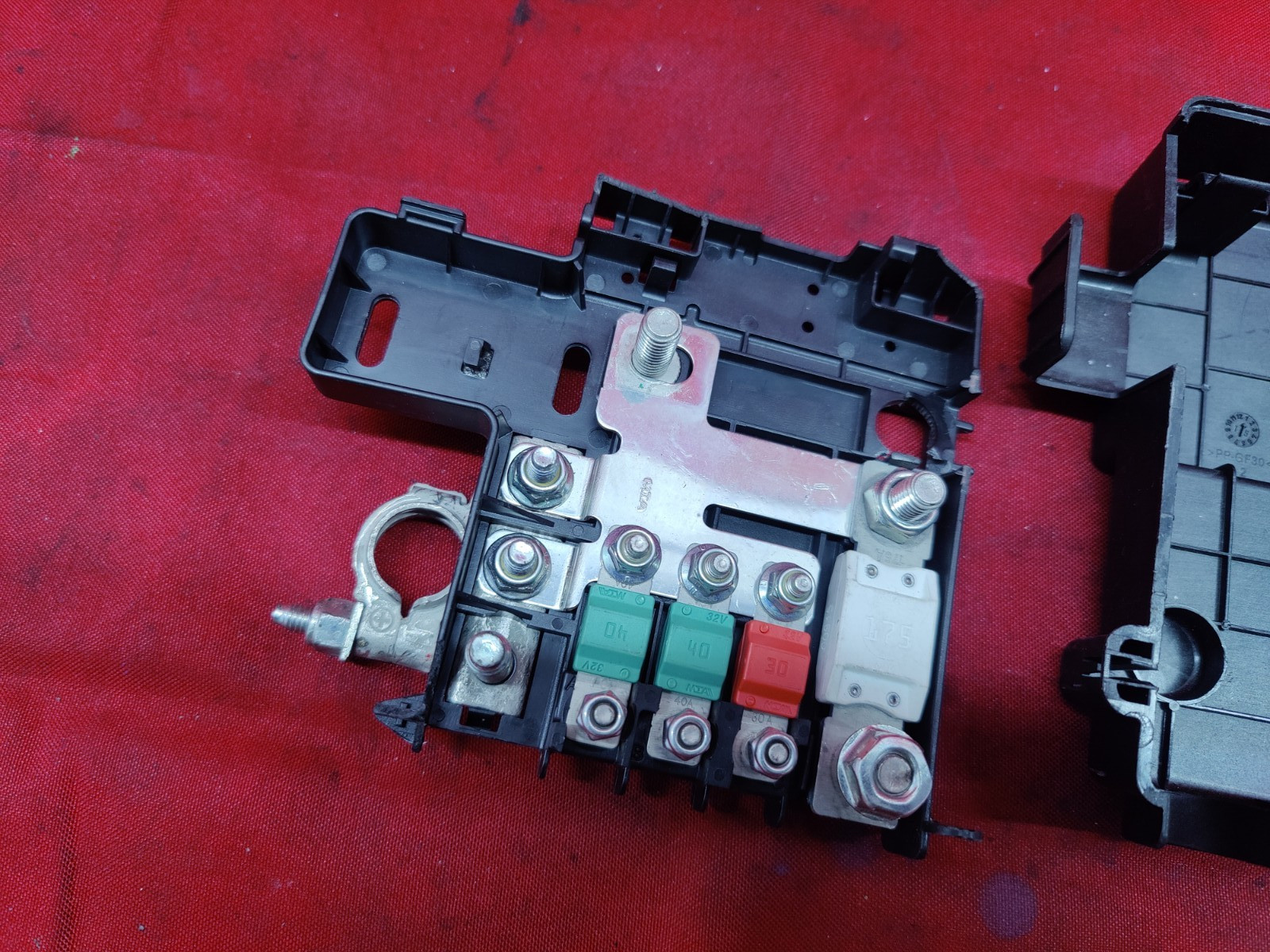 MASERATI GHIBLI TRUNK REAR FUSE JUNCTION DISTRIBUTION RELAY BOX BATTERY TERMINAL