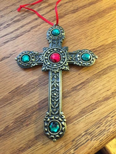 Cruz con Joyas Verdes y Rojas 4" x 2.5" Latón Color Mismo Delantero y Trasero  - Imagen 1 de 2