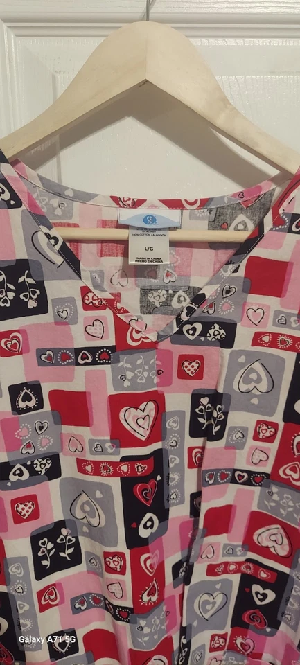 Simply Basic Women Valentine Hearts Medical Smock Top Nurse Scrubs Love Sz Large - Image 2 of 4