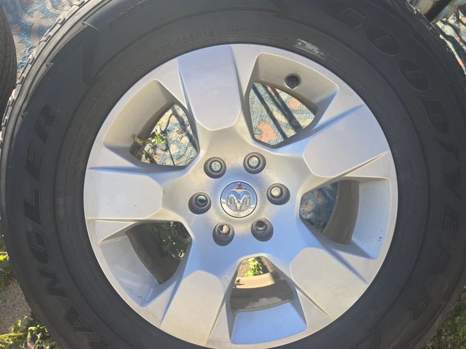 Neumáticos y llantas de una Ram 1500 2022 6 tacos Foto 3 de 3