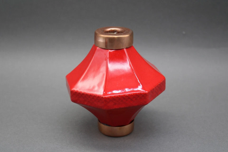 Aislador geométrico de cerámica roja Foto 2 de 4